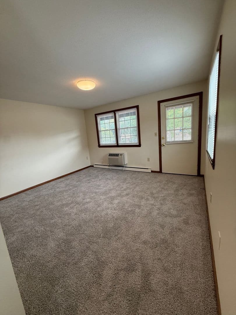 Agawam Apartment: 643 Suffield St