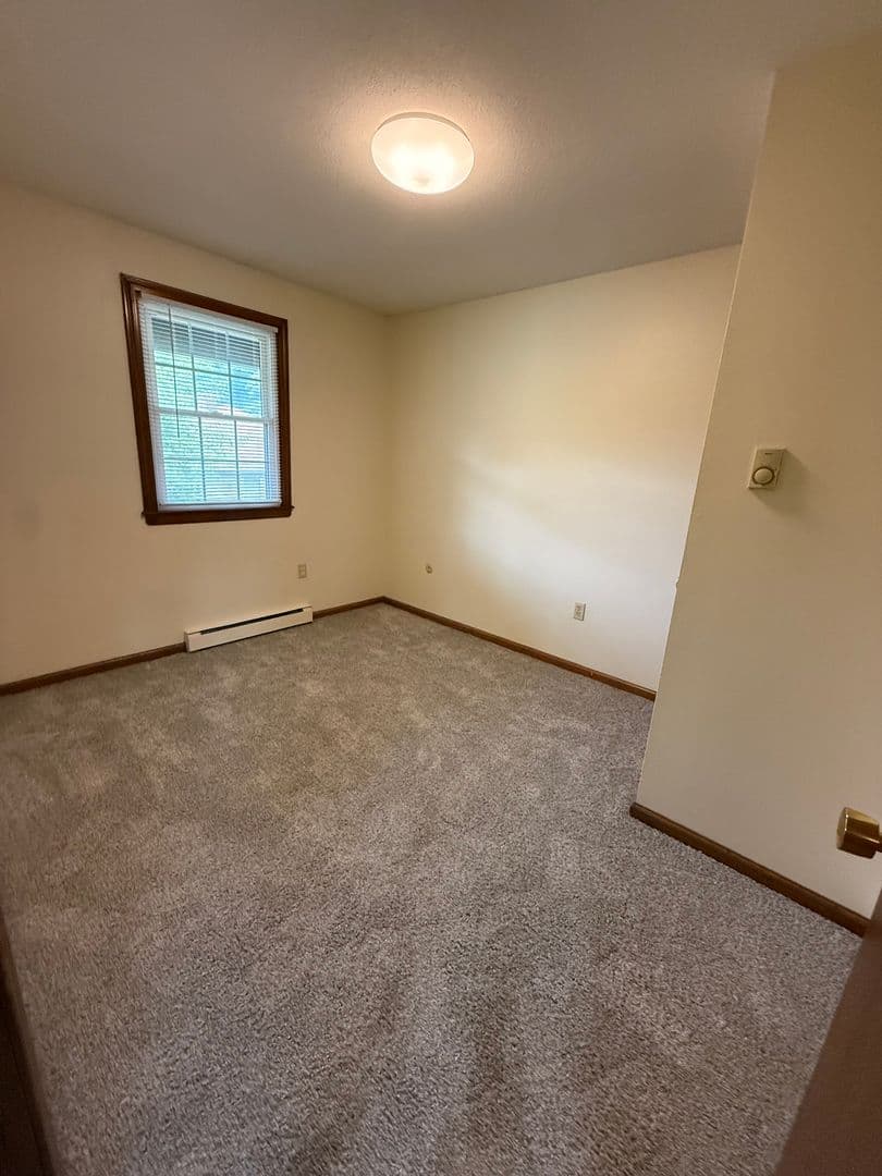 Agawam Apartment: 643 Suffield St