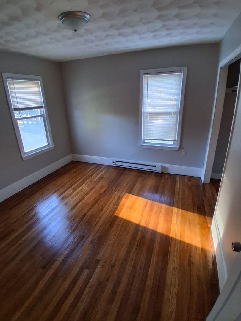 Chicopee Apartment: 268 Hampden Street