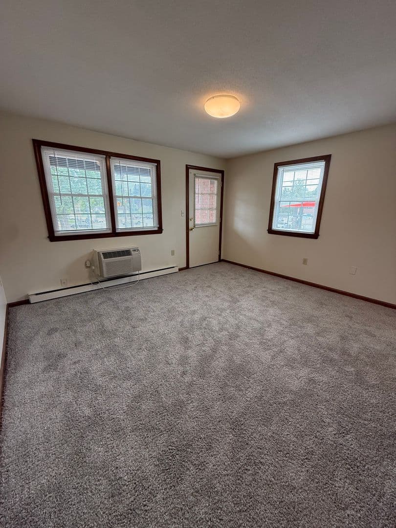 Agawam Apartment: 643 Suffield St