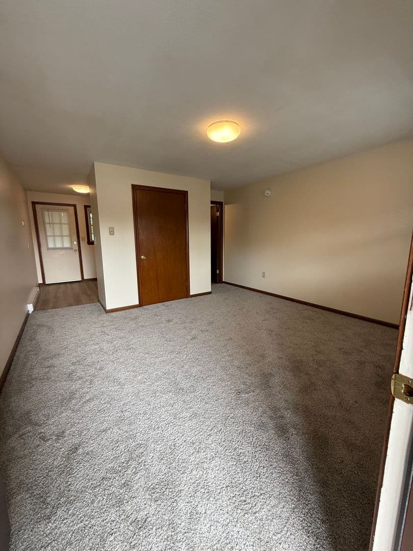 Agawam Apartment: 643 Suffield St