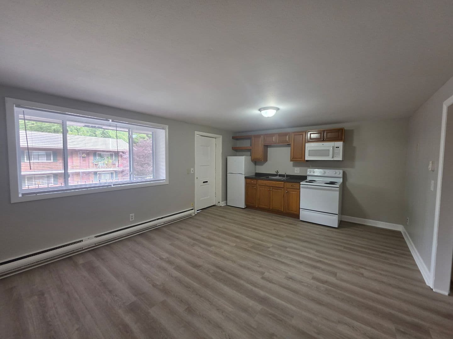 West Springfiled Apartment: 1717 Riverdale Street
