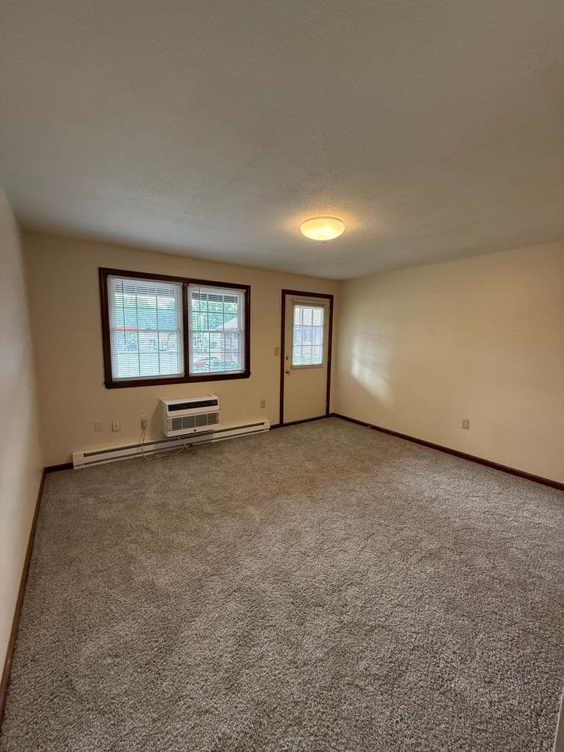 Agawam Apartment: 643 Suffield St
