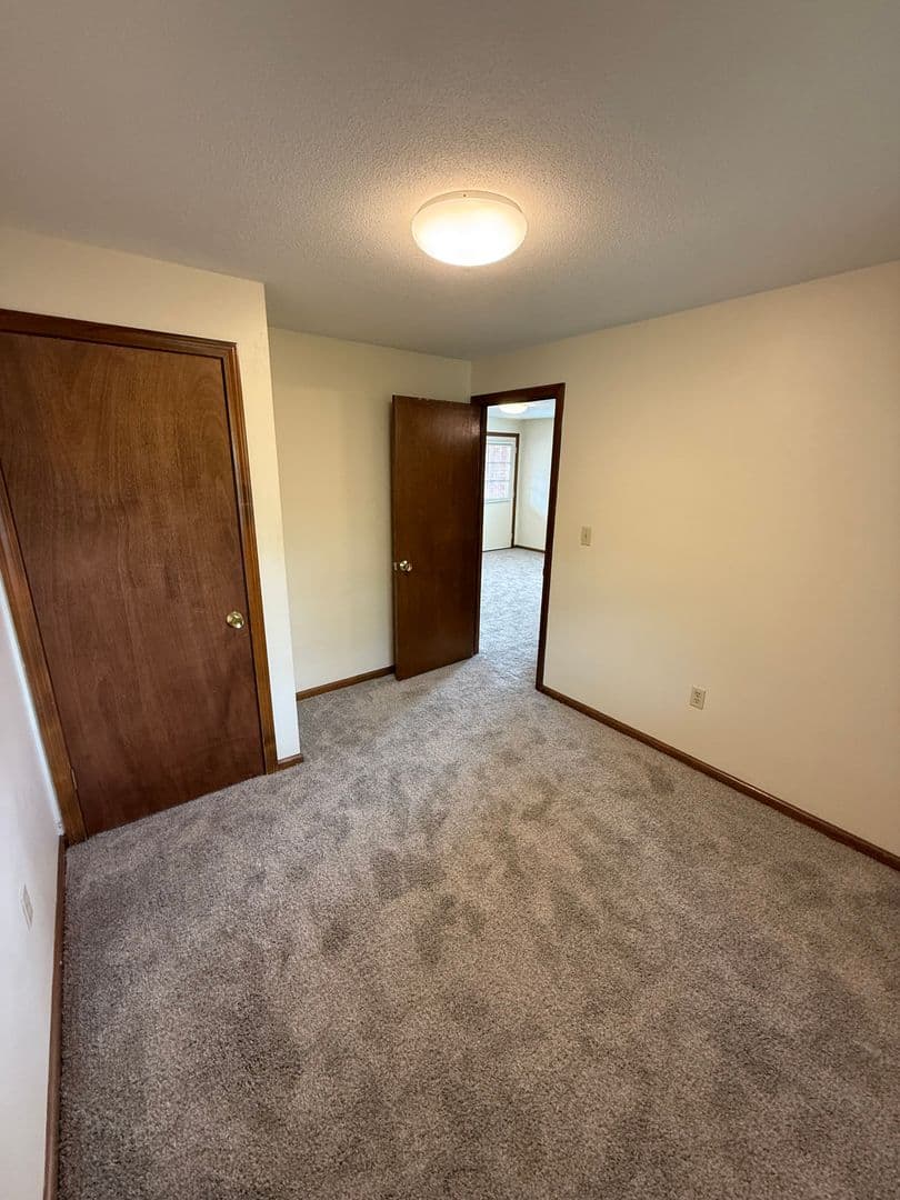 Agawam Apartment: 643 Suffield St