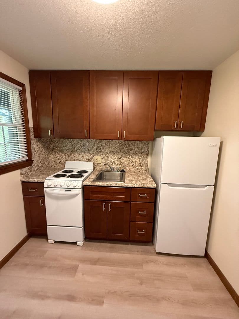 Agawam Apartment: 643 Suffield St