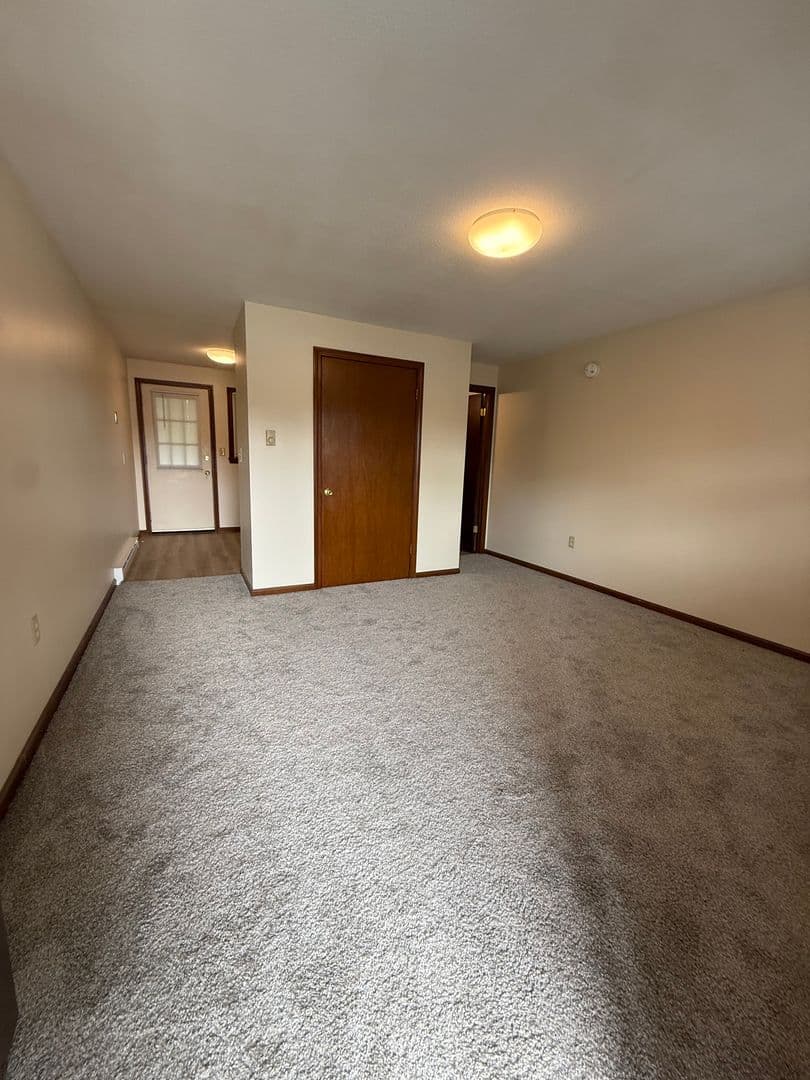 Agawam Apartment: 643 Suffield St