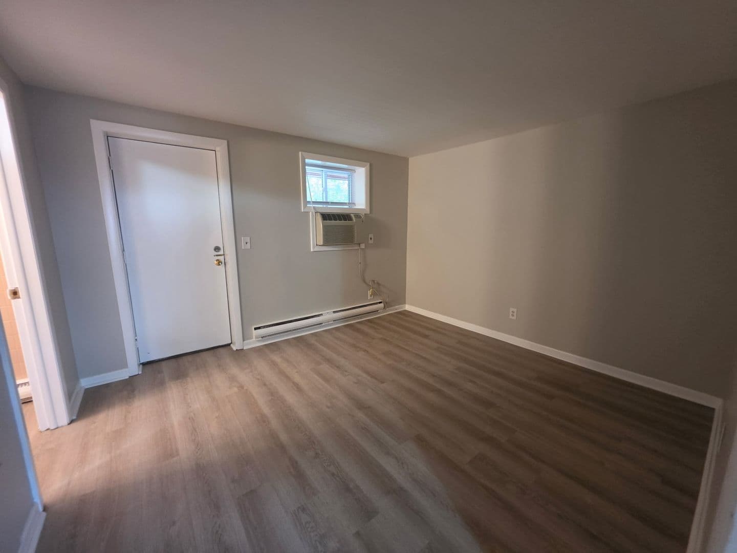 West Springfiled Apartment: 1717 Riverdale Street