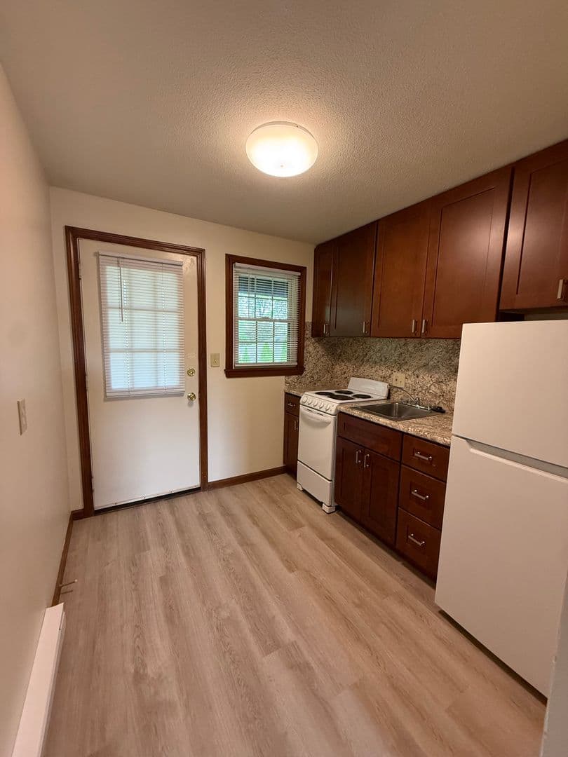 Agawam Apartment: 643 Suffield St