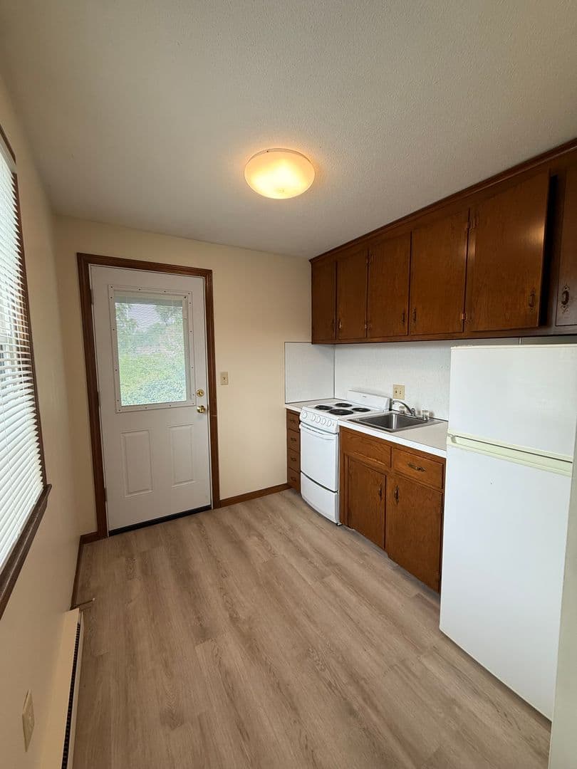 Agawam Apartment: 643 Suffield St