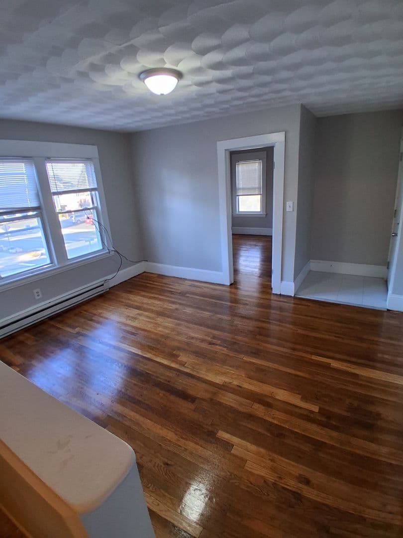 Chicopee Apartment: 268 Hampden Street