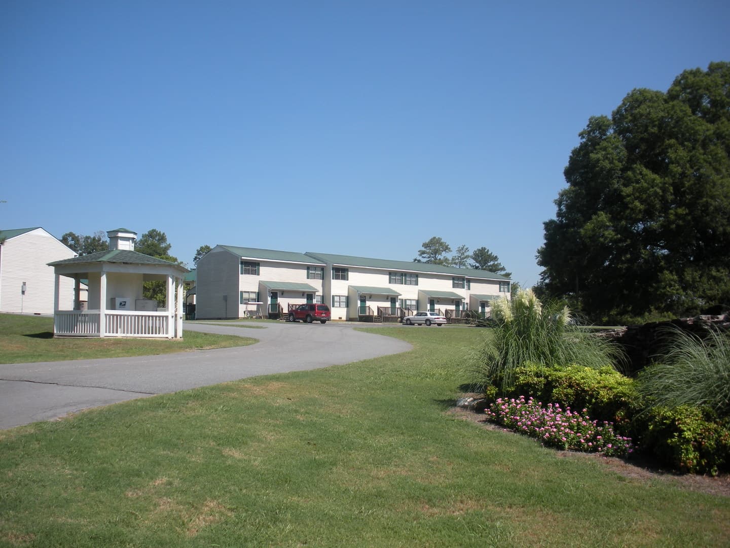 Chatsworth Apartment: 55 Magnolia Ln