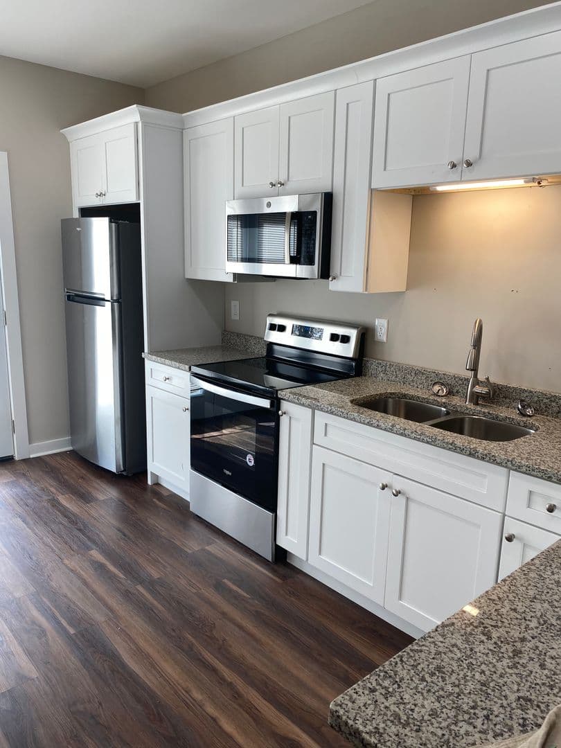 Chatsworth Apartment: Quail Run Road