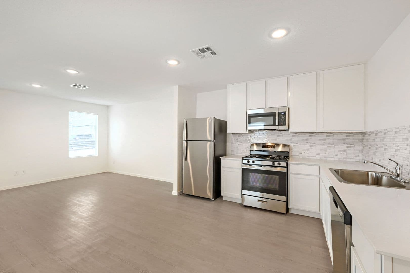 Elmendorf House: 6840 Chert Chase