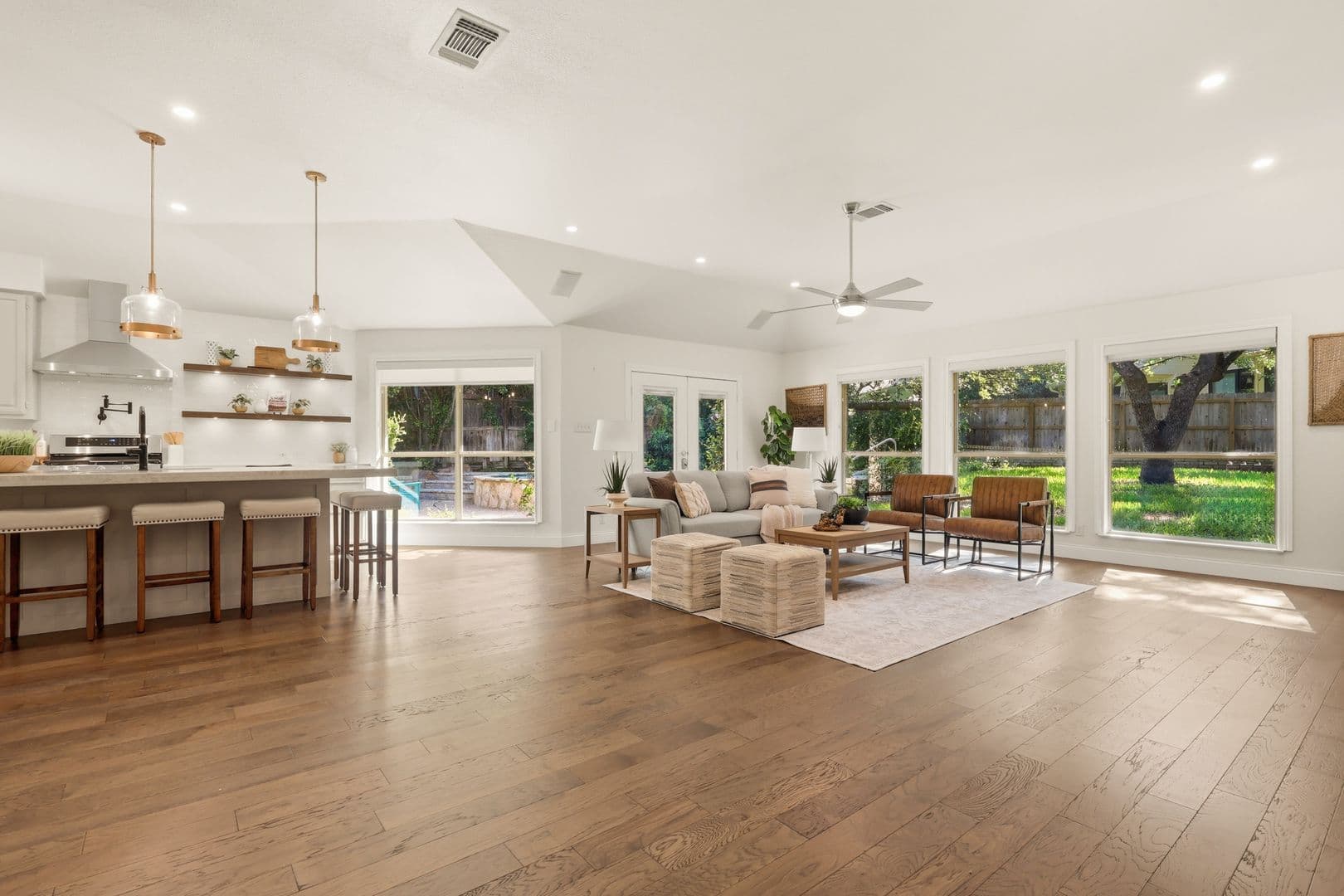 San Antonio House: 24 Inwood Manor