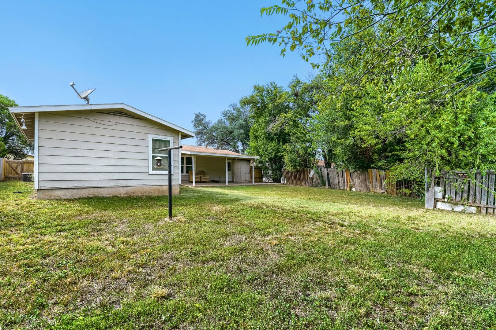 San Antonio House: 8106 Windlake St