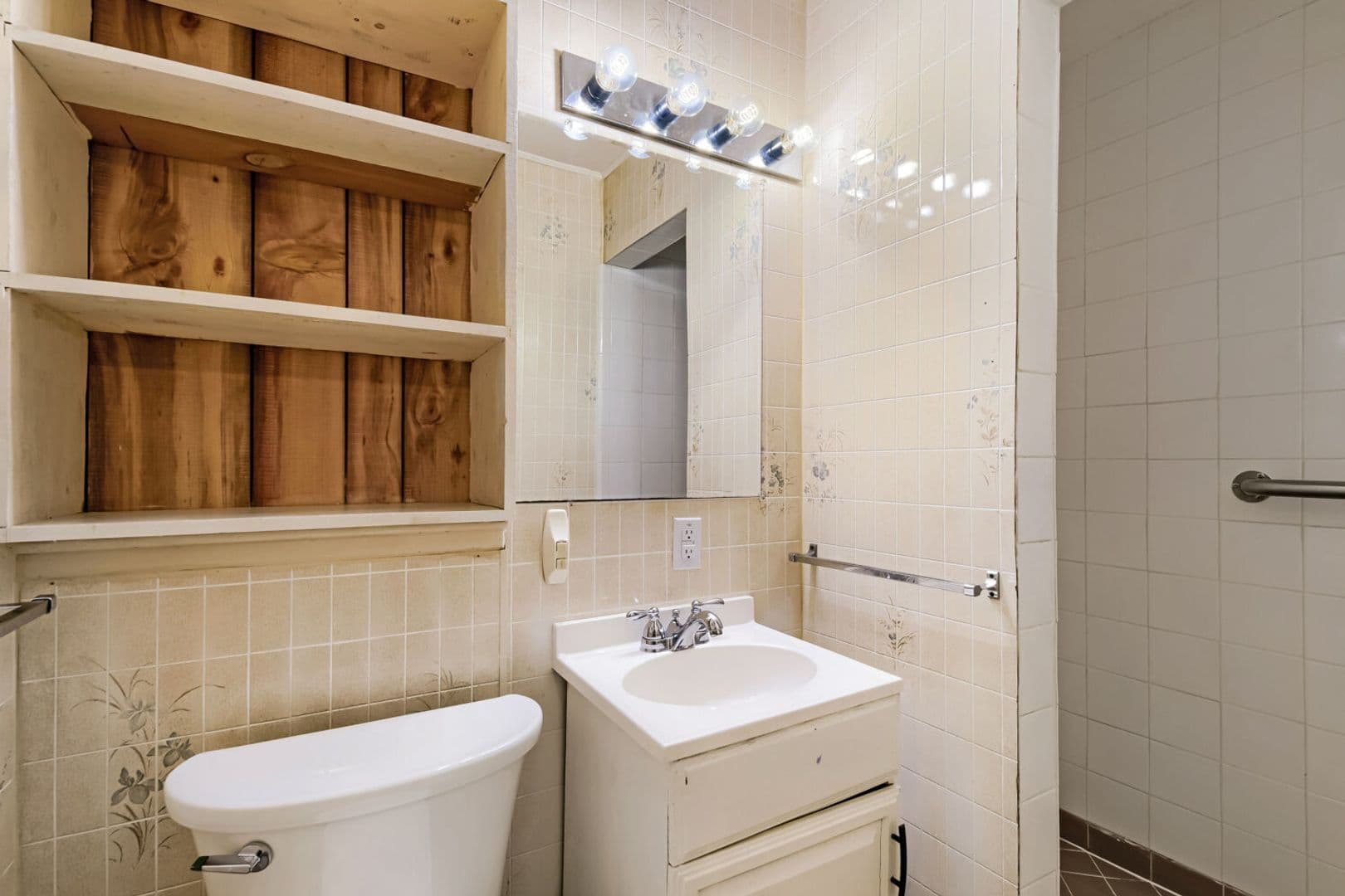 San Antonio House: 8106 Windlake St