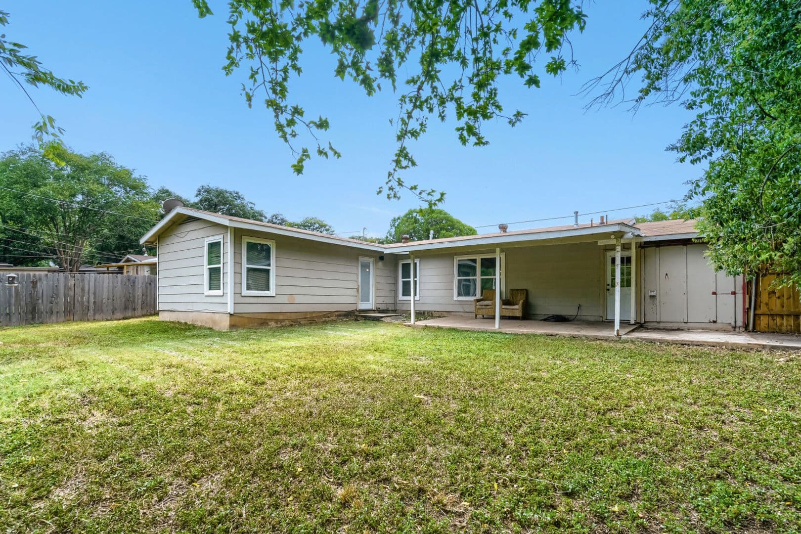 San Antonio House: 8106 Windlake St