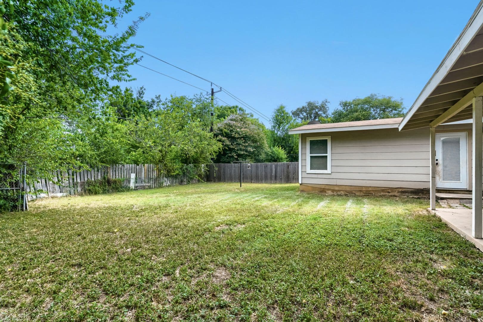 San Antonio House: 8106 Windlake St