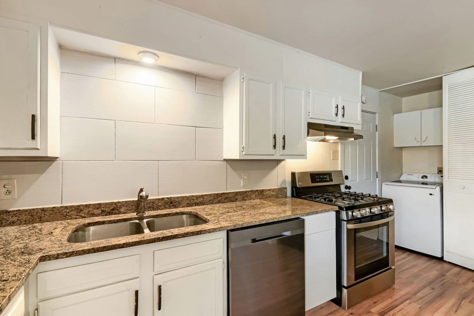 San Antonio House: 8106 Windlake St