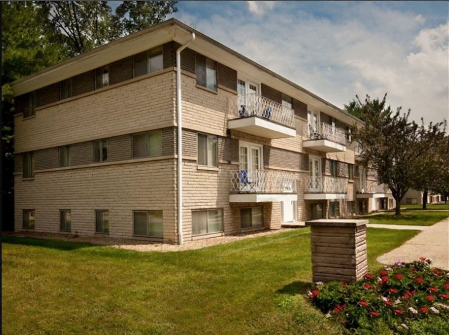 Bloomington Apartment: 902 Maxwell Terrace