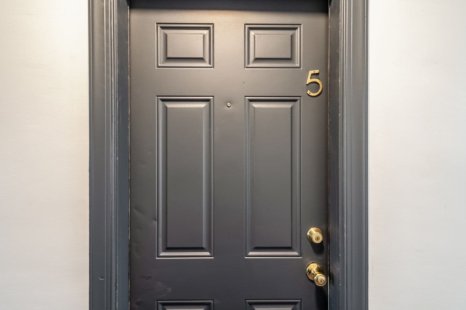 Washington Apartment: 723 12th St SE