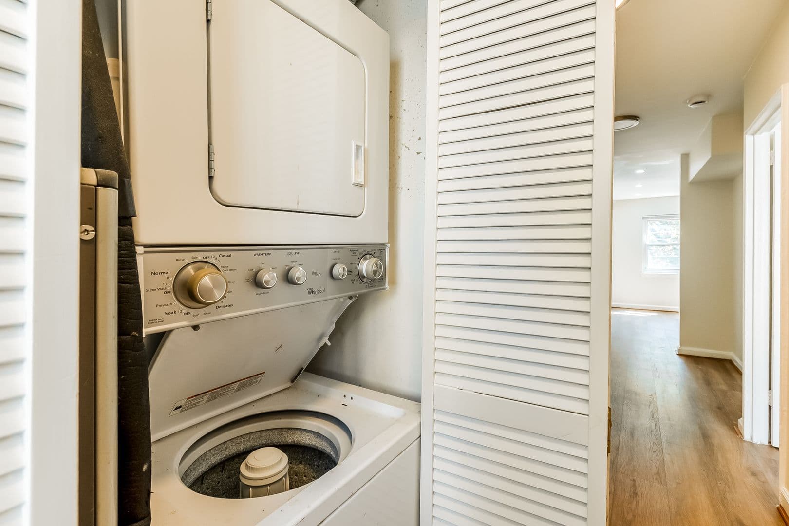 Washington Apartment: 127 17th St SE