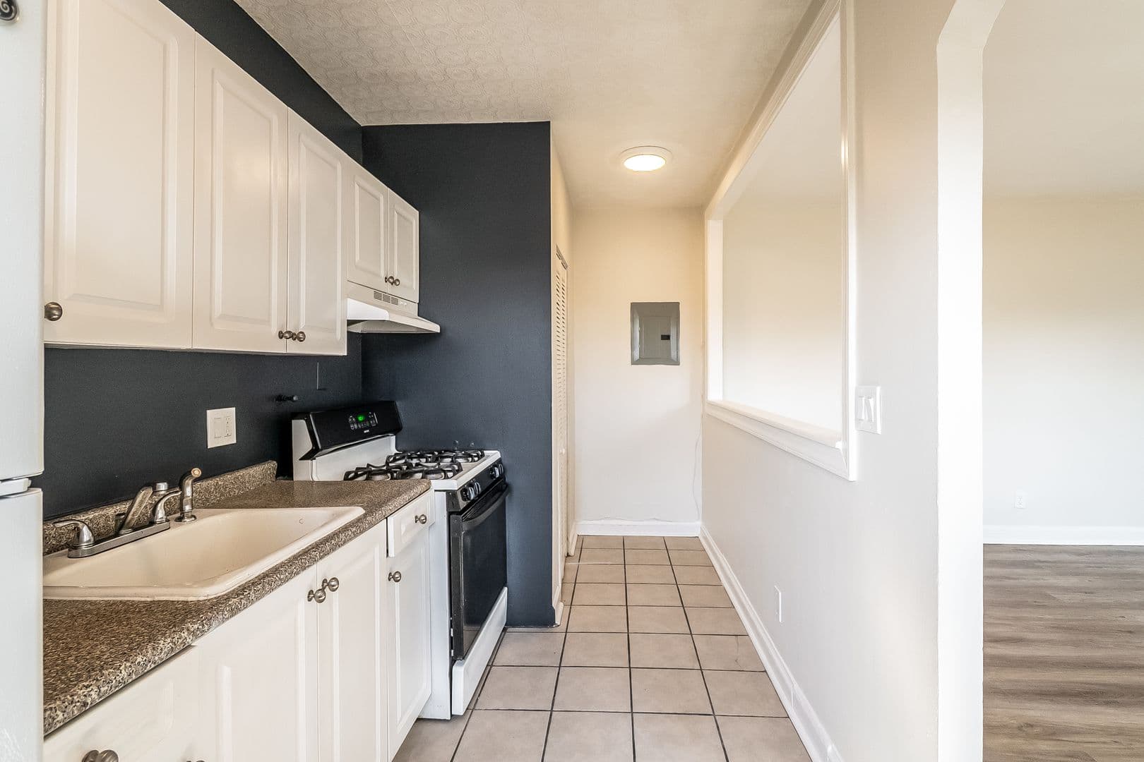 Washington Apartment: 723 12th St SE