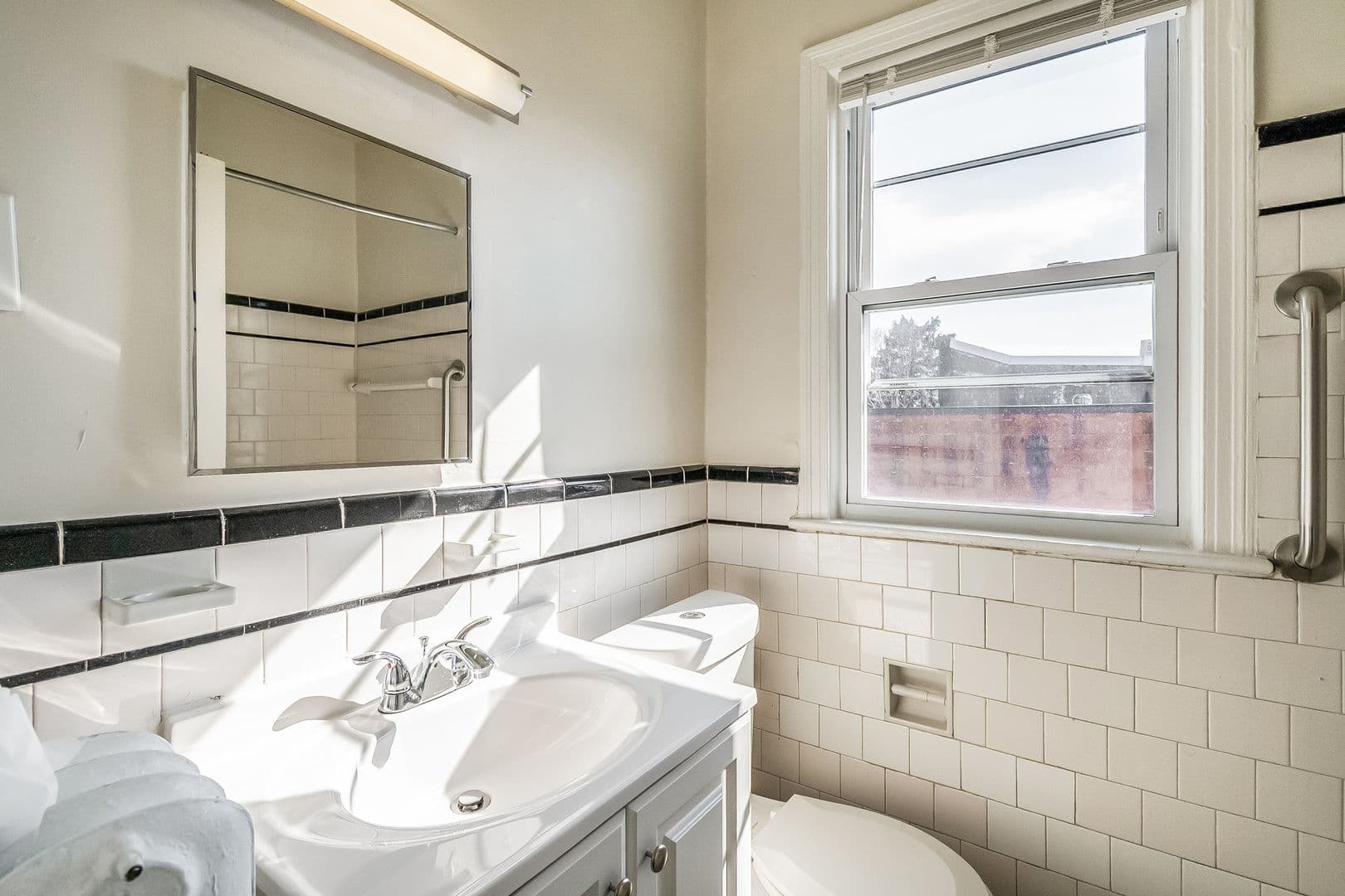 Washington Apartment: 723 12th St SE