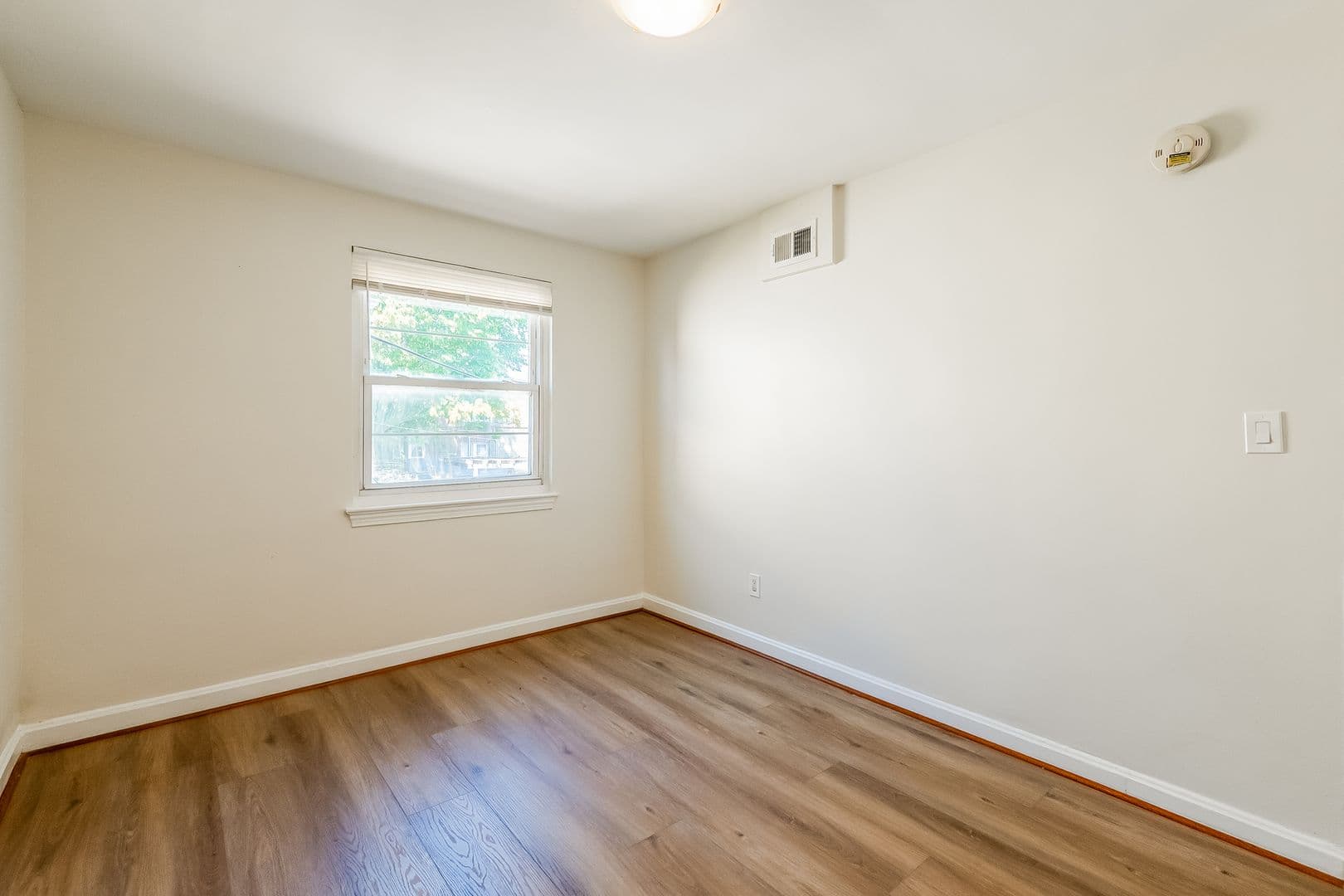 Washington Apartment: 127 17th St SE