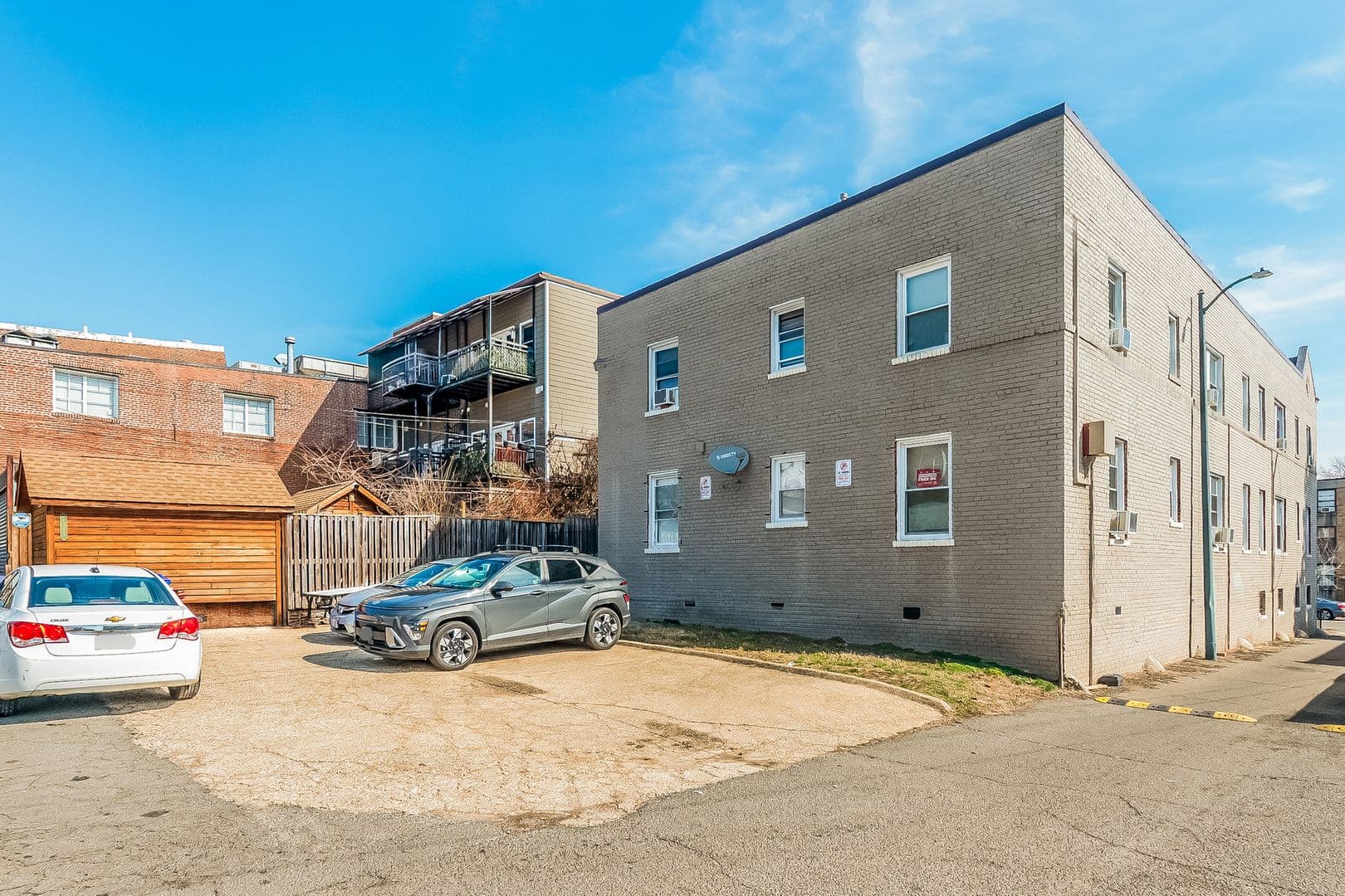 Washington Apartment: 723 12th St SE
