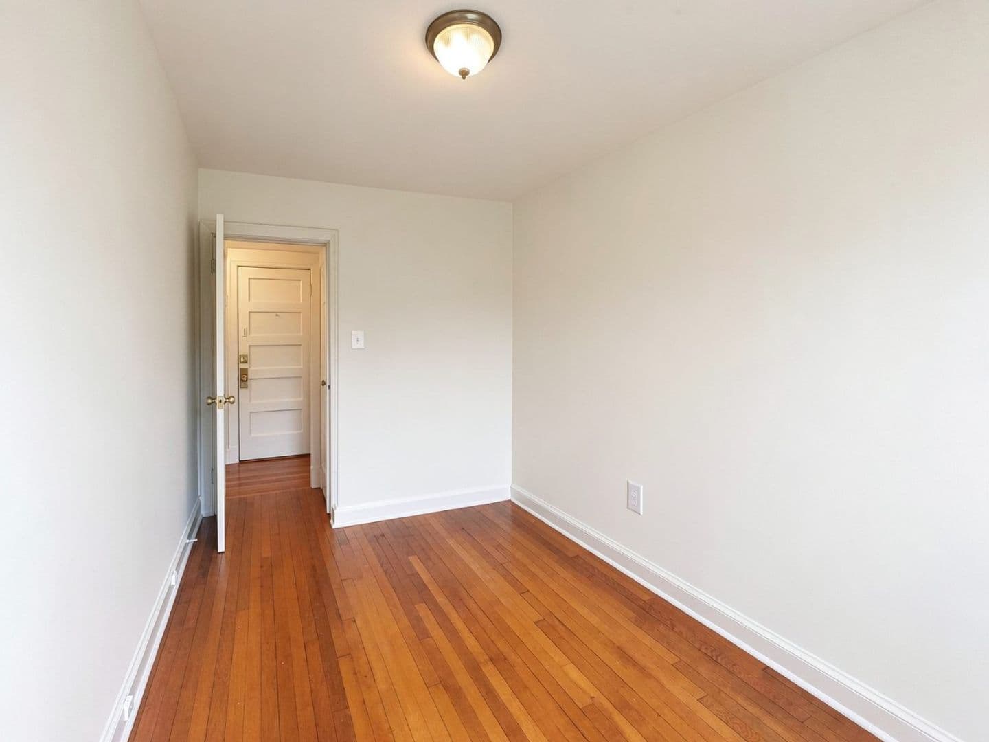 Washington Apartment: 2806 O St SE