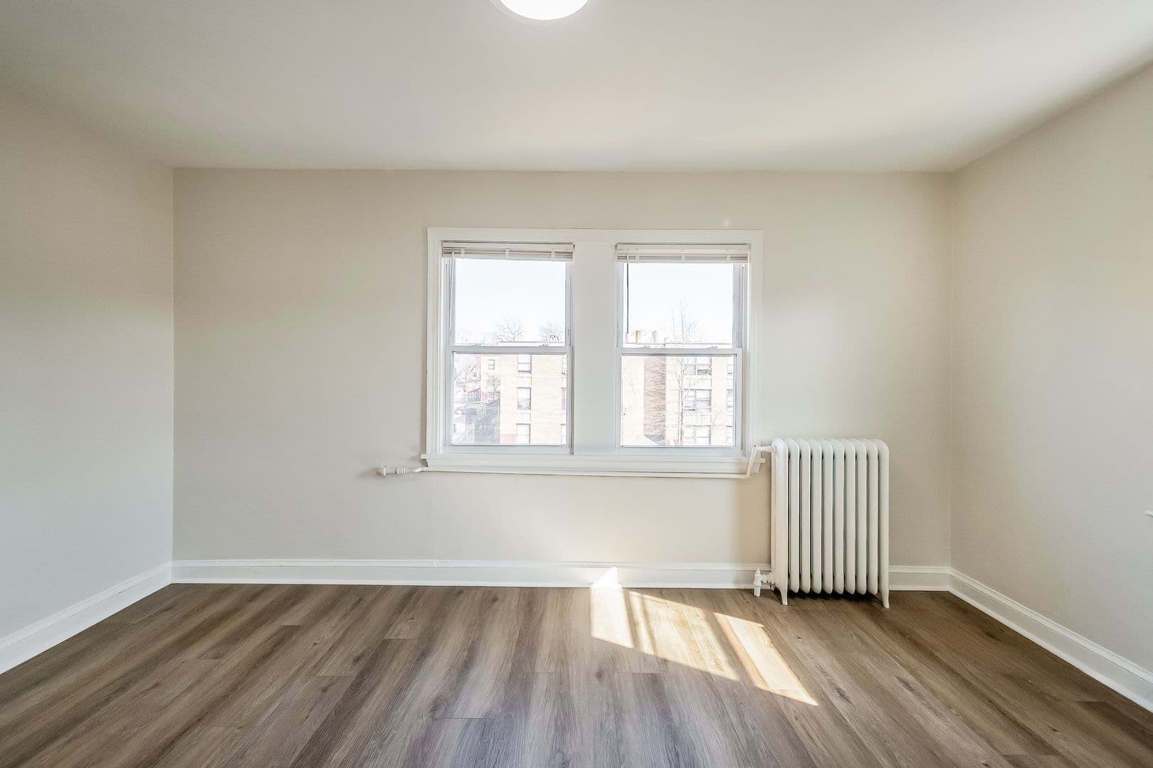 Washington Apartment: 723 12th St SE