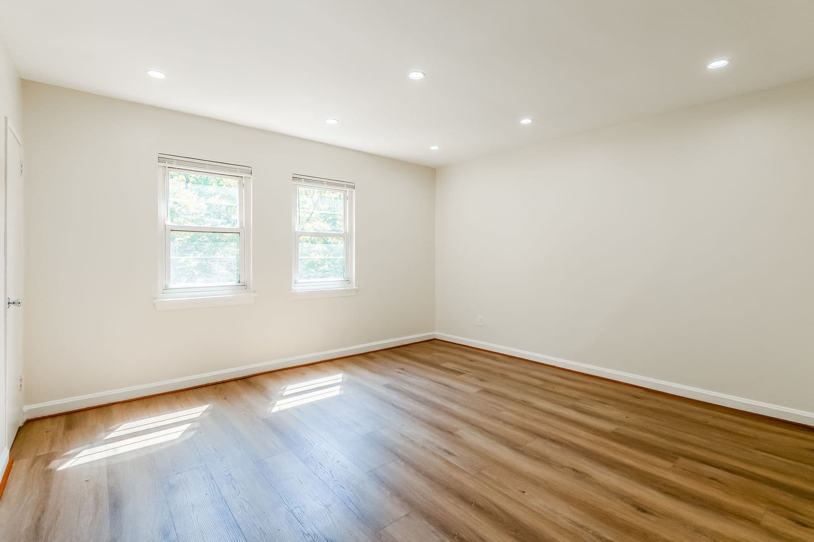 Washington Apartment: 127 17th St SE