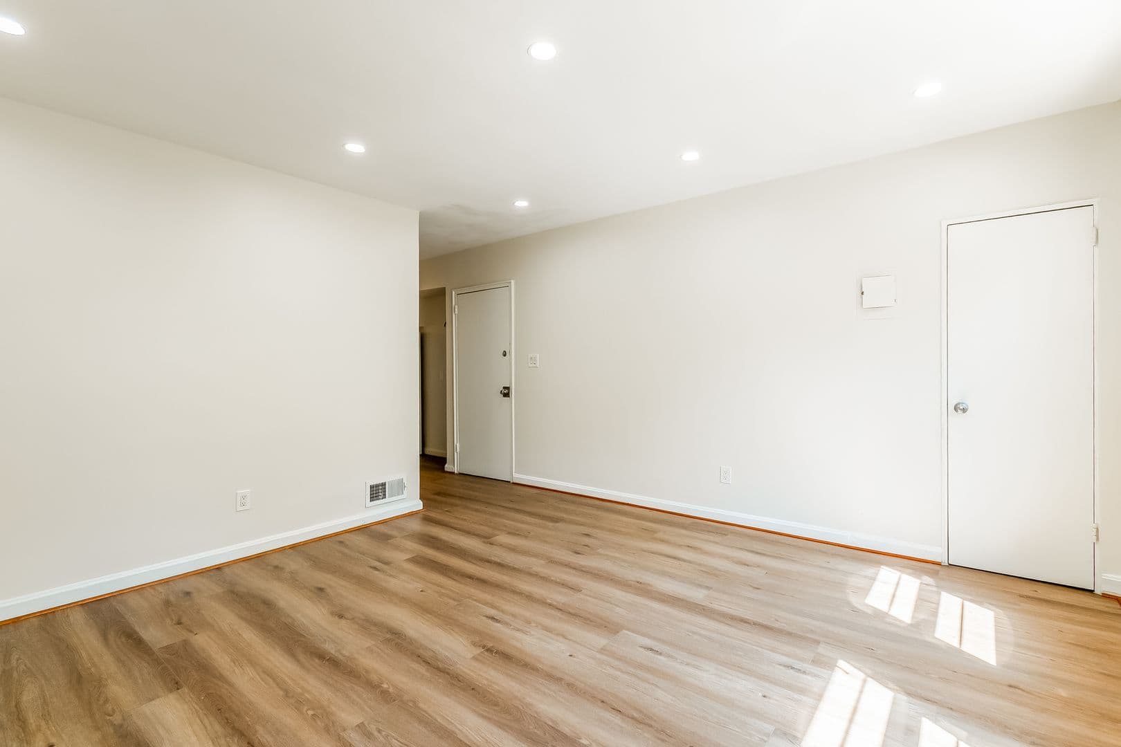 Washington Apartment: 127 17th St SE