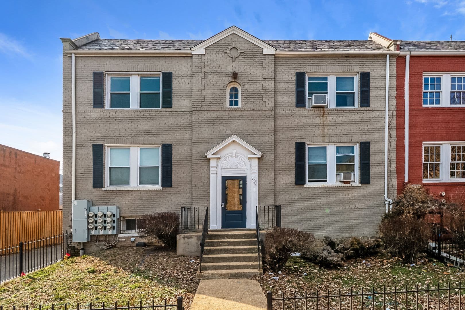 Washington Apartment: 723 12th St SE
