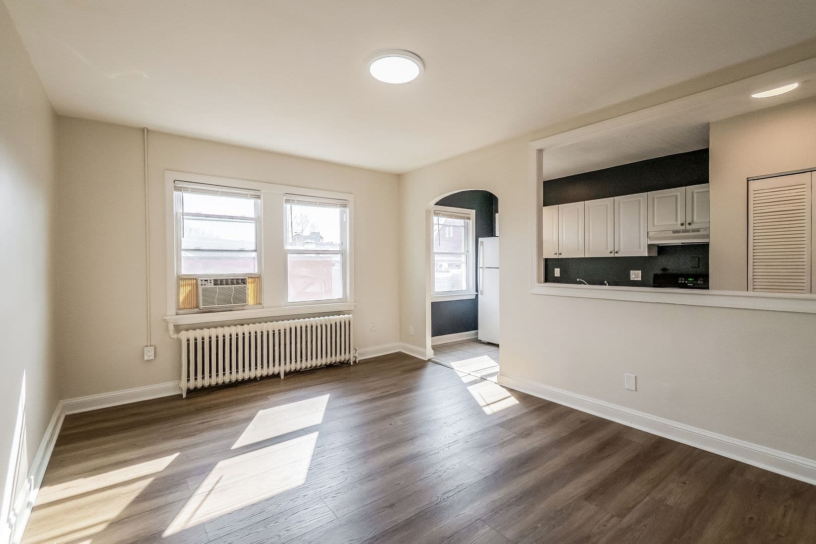 Washington Apartment: 723 12th St SE