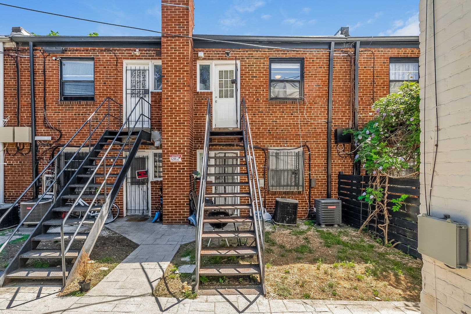 Washington Apartment: 127 17th St SE