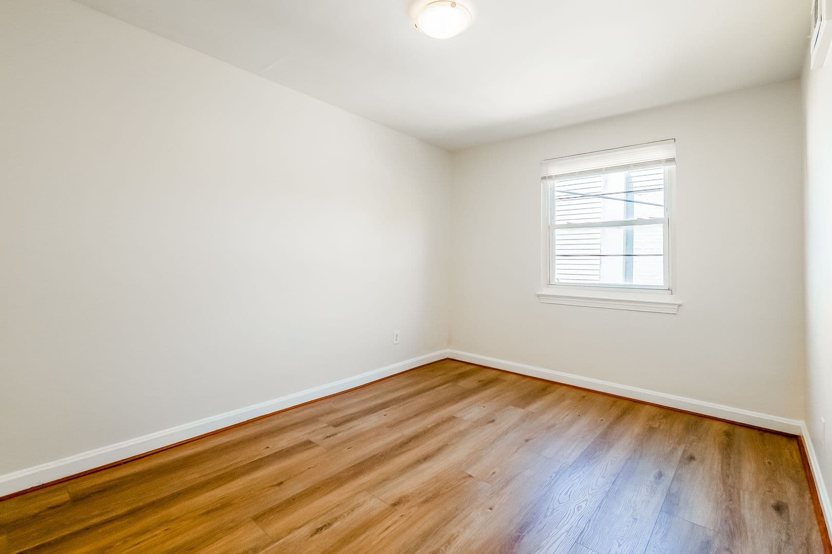 Washington Apartment: 127 17th St SE