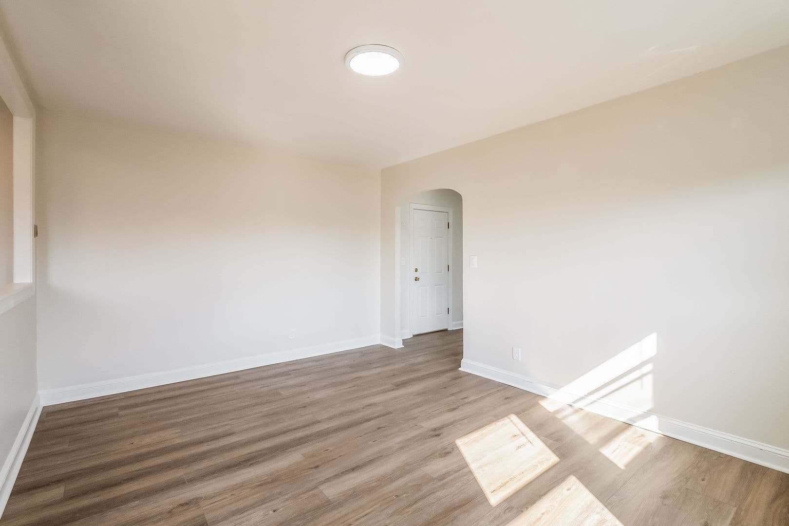 Washington Apartment: 723 12th St SE