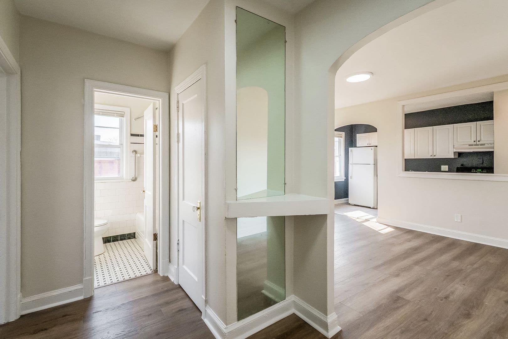 Washington Apartment: 723 12th St SE