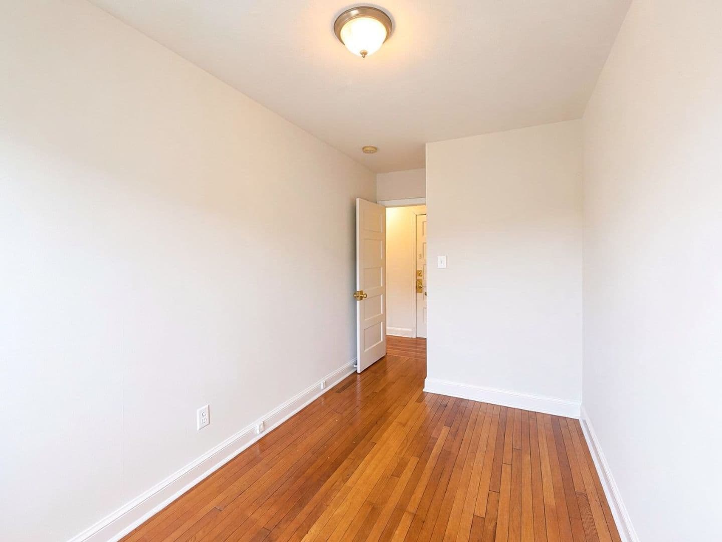 Washington Apartment: 2806 O St SE