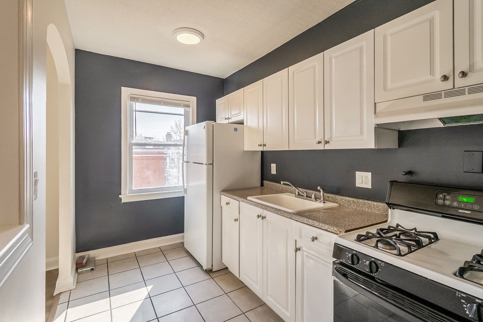 Washington Apartment: 723 12th St SE