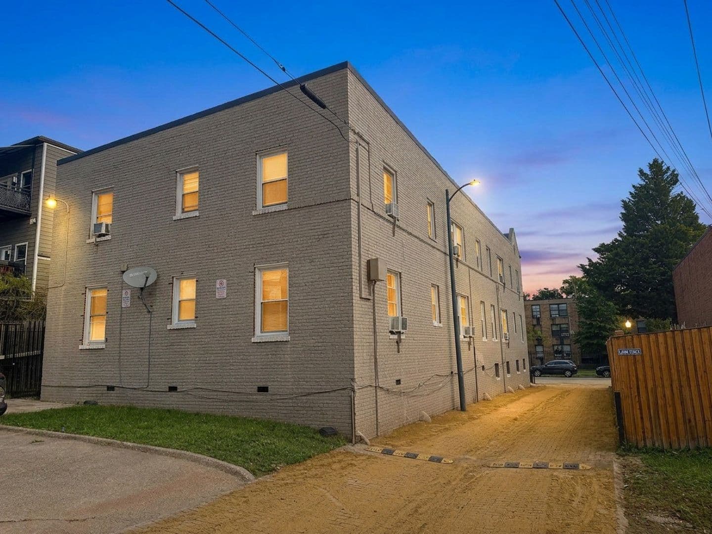 Washington Apartment: 723 12th St SE
