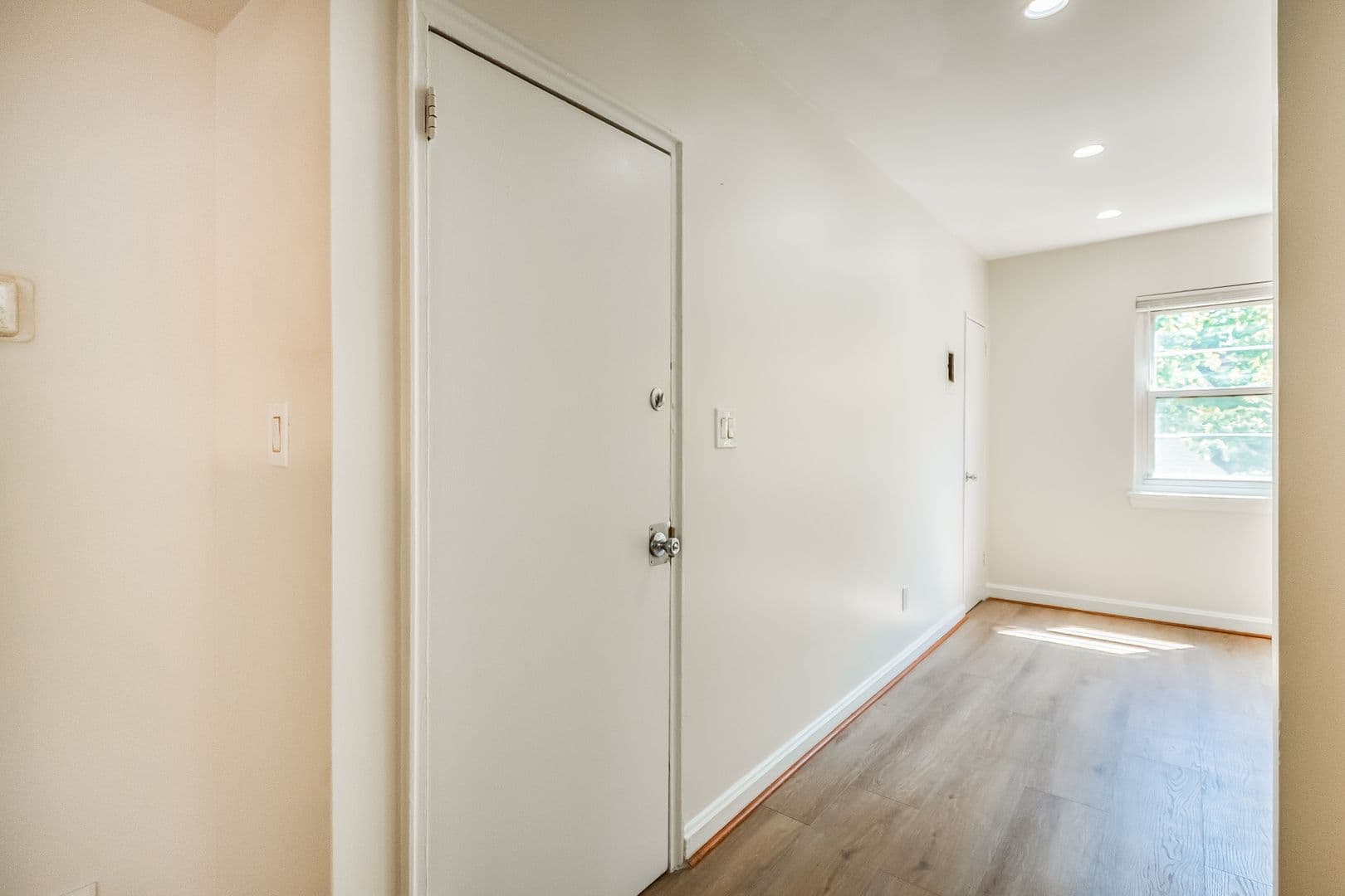 Washington Apartment: 127 17th St SE