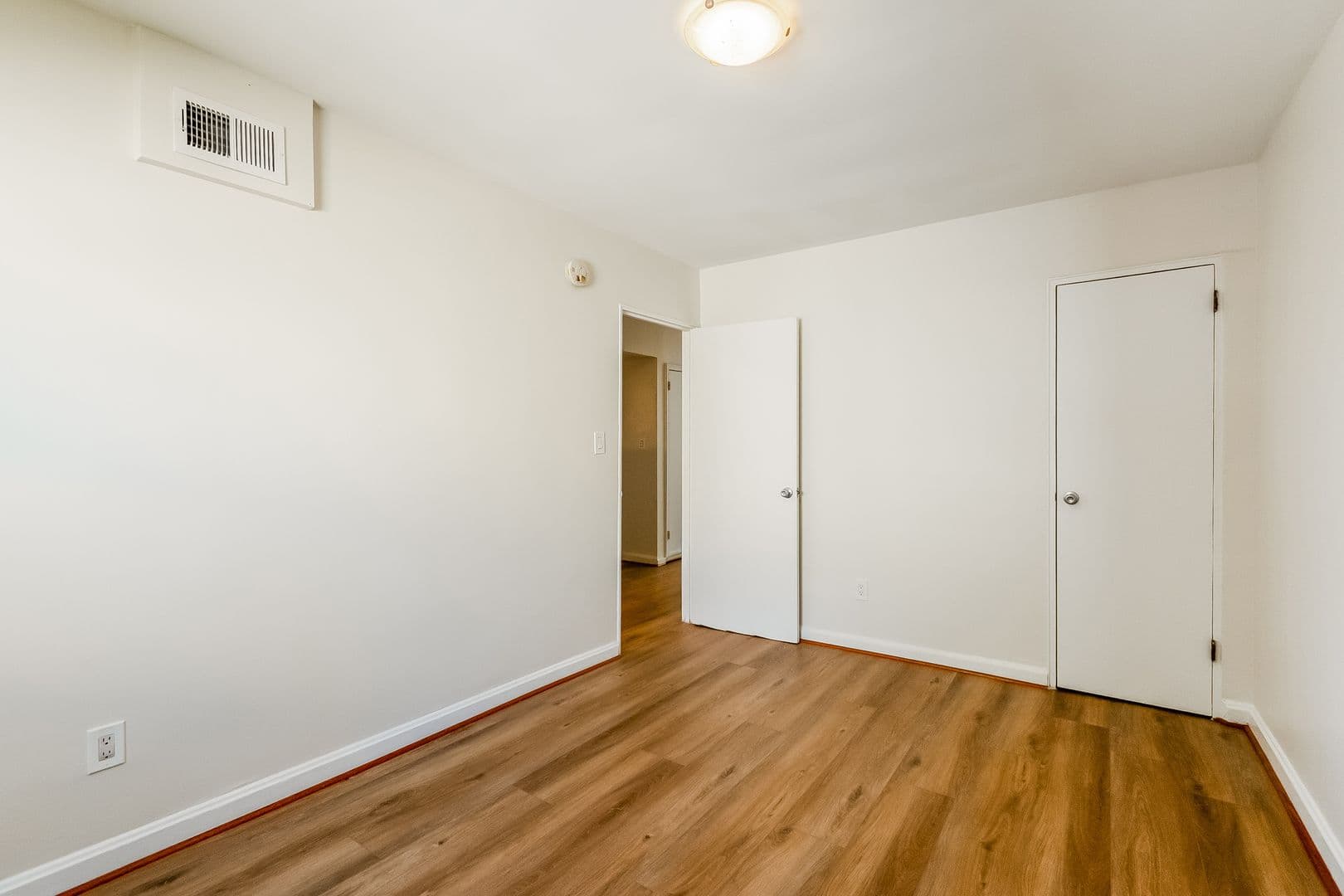 Washington Apartment: 127 17th St SE