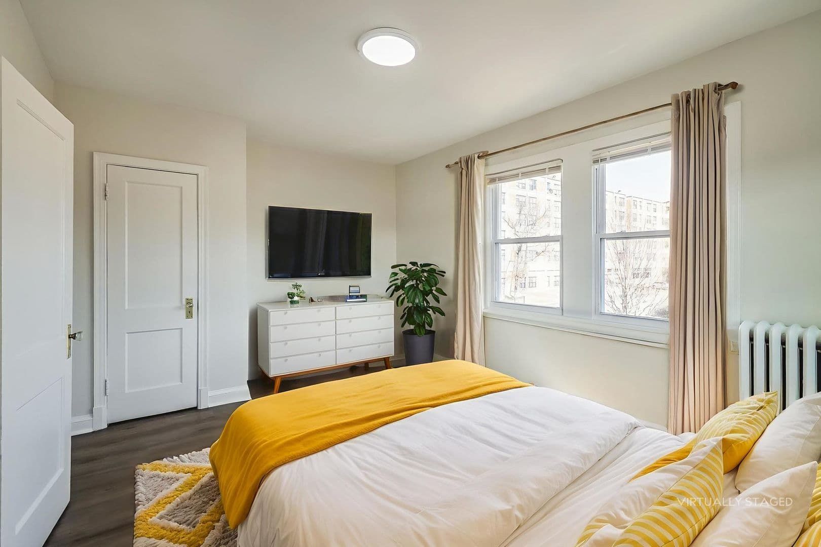 Washington Apartment: 723 12th St SE
