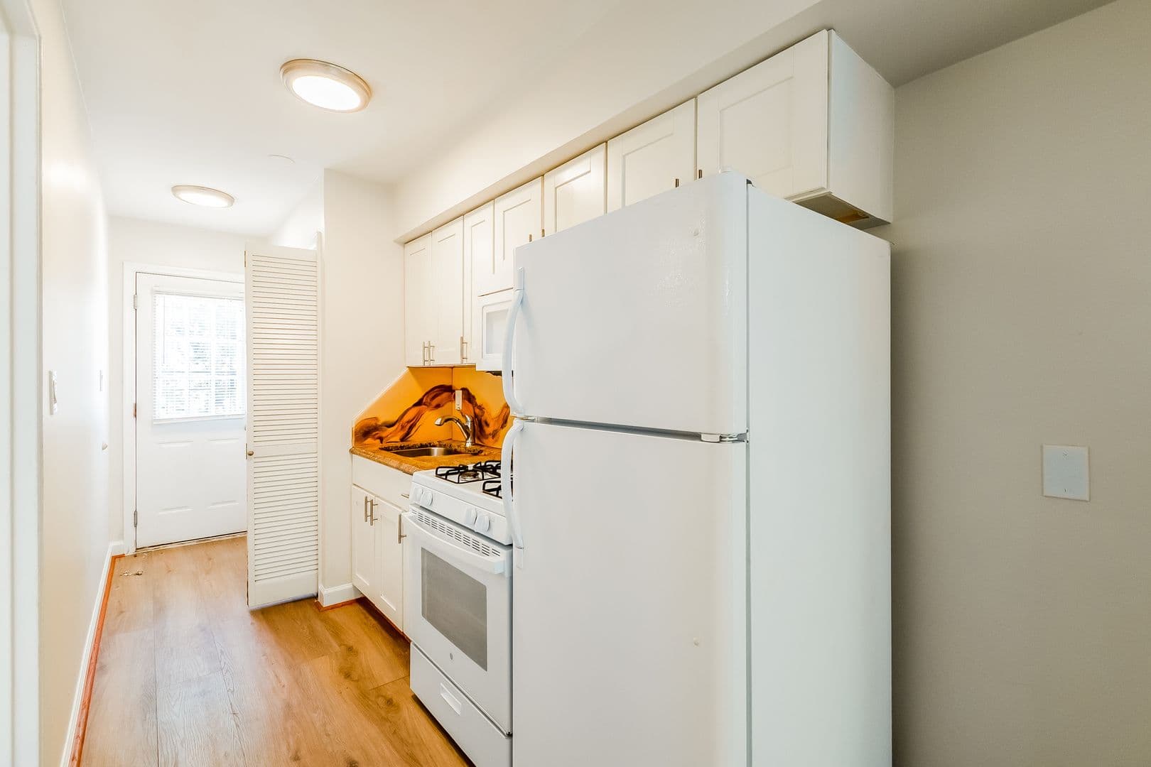 Washington Apartment: 127 17th St SE