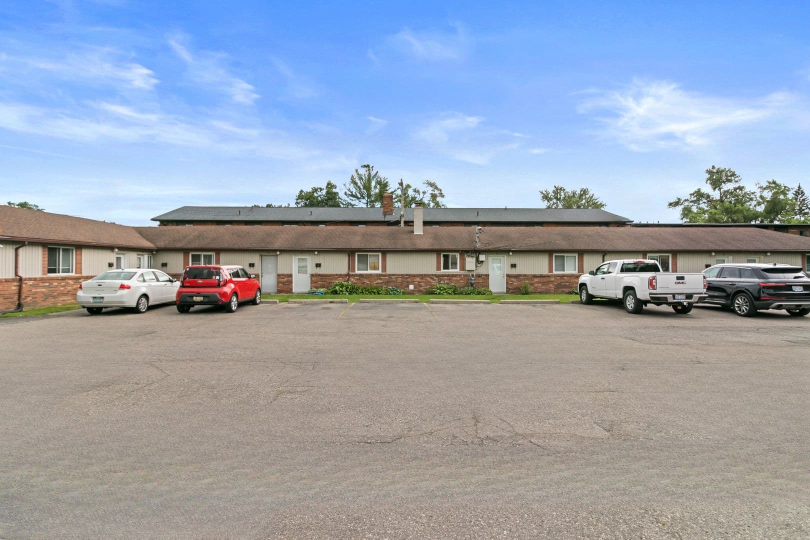 Royal Oak Apartment: 2005 Crooks Road