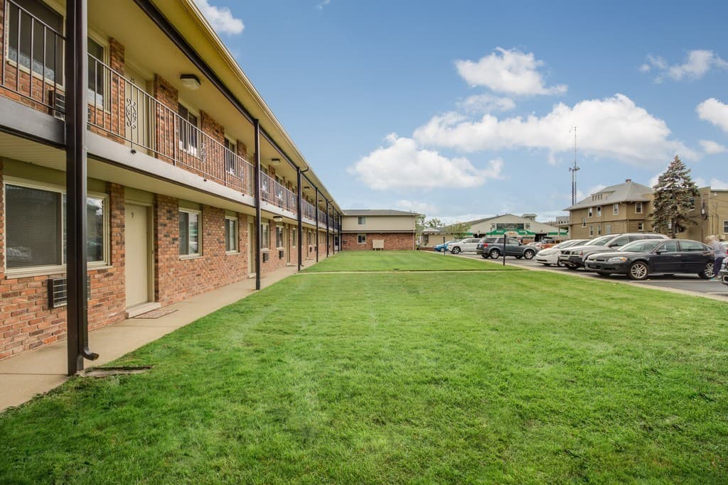 Royal Oak Apartment: 315-333 East Eleven Mile Road