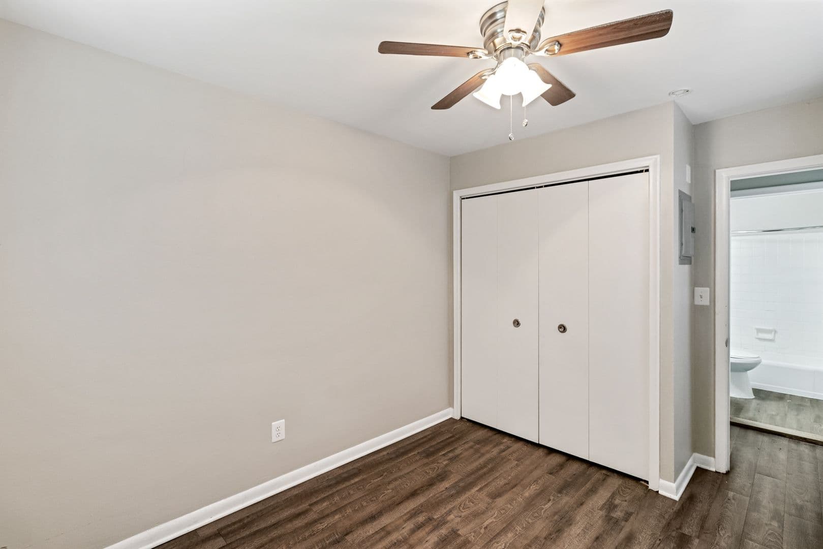 Royal Oak Apartment: 2005 Crooks Road